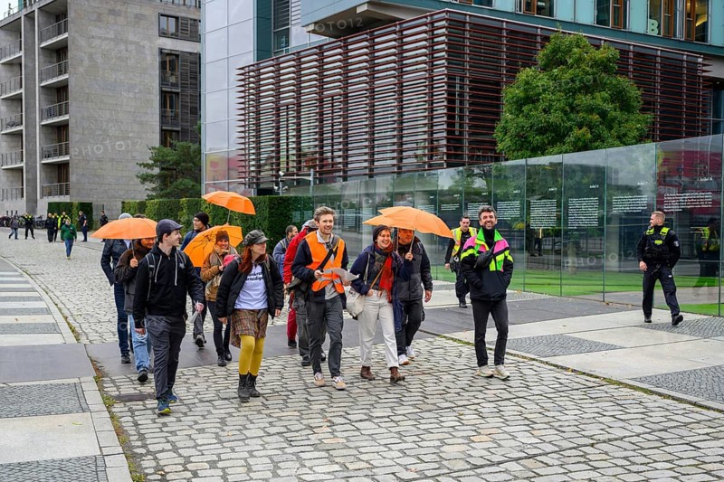 Activists of the New Generation walk to the Bundestag singing. Reichstagsufer, Berlin, 06.10.2025