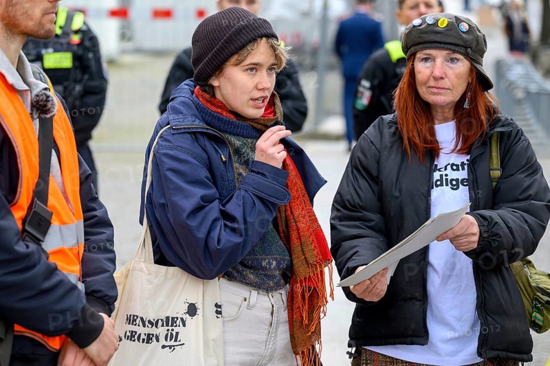 Participants of the Citizens' Council on Climate Protection of the New Generation present results. in front of the Reichstag, Berlin, 6 October 2025
