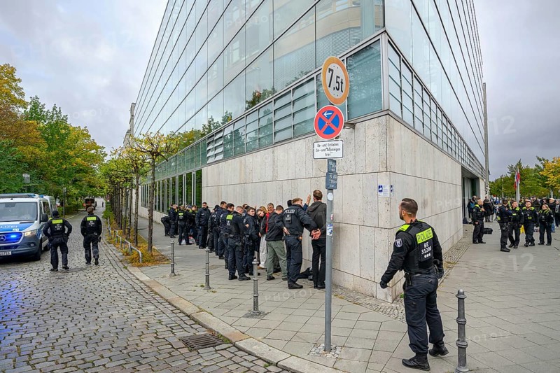 CDU federal office, New Generation activists arrested on the left, main entrance on the right. After an attempt of a performance of the New Generation to fight corruption in front of the Konrad-Adenauer-Haus, the federal office of the CDU. Berlin, 06.10.2025