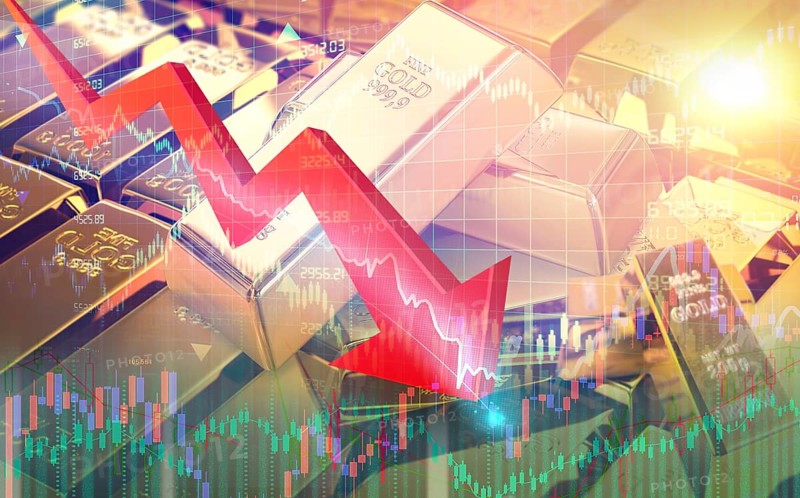 Gold price fall in financial markets. Gold price decline in statistics and market charts