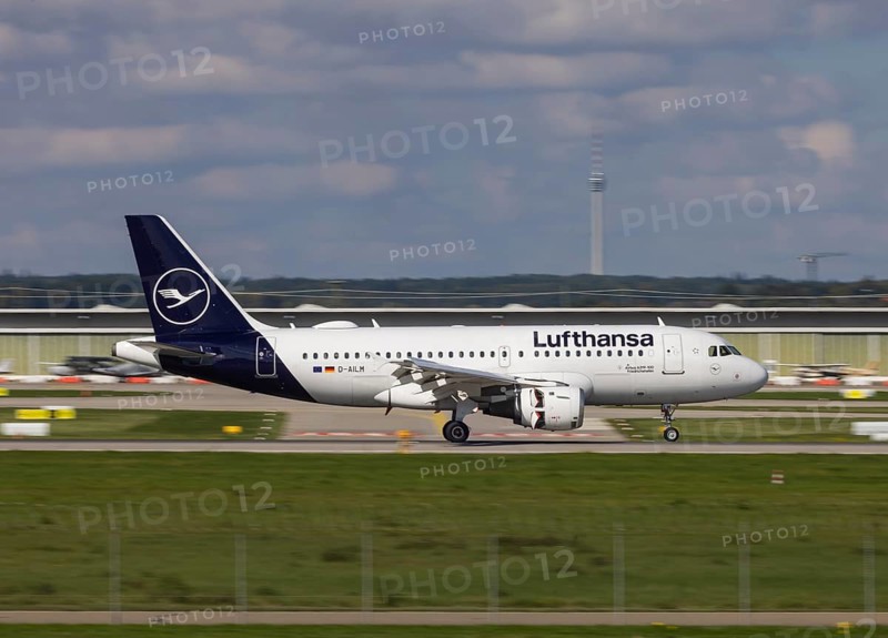 Flight operations at Stuttgart Airport. Aircraft on landing. Aircraft registration number: D-AILM, Lufthansa, Airbus A319-100, Stuttgart, Baden-Württemberg, Germany