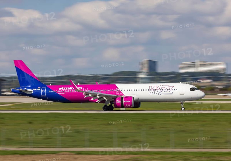 Flight operations at Stuttgart Airport. Aircraft on landing. Aircraft registration number: HA-LGR, Wizz Air, Airbus A321neo. Stuttgart, Baden-Württemberg, Germany