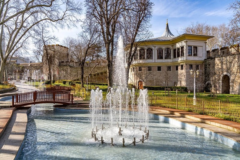 Fountain in Gülhane Park and the walls of Topkapi Palace in Istanbul, Turkey
