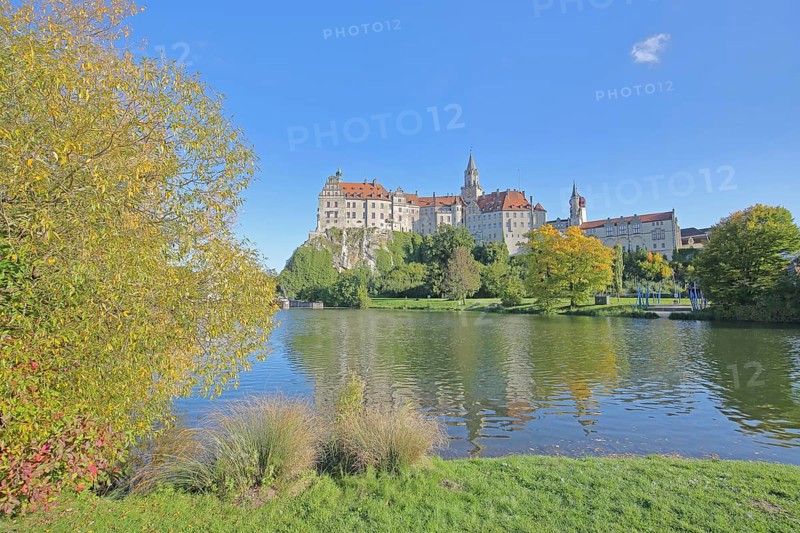 Hohenzollern Castle and Danube, river bank with autumn colours, landmark, castle, Sigmaringen, Swabian Alb, Baden-Württemberg, Germany