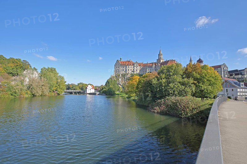 Hohenzollern Castle and Danube, bank with Panthelstein and autumn colours, landmark, castle bridge, castle, Sigmaringen, Swabian Alb, Baden-Württemberg, Germany