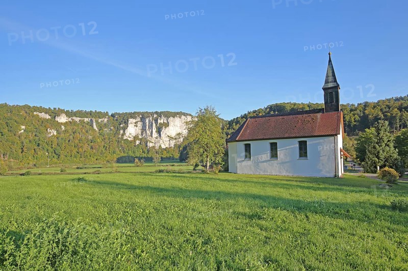 St. Agatha Chapel and landscape with rock formations, rock cliffs, rocks, Schaufelsen, Sankt, Neidlingen, Beuron, Upper Danube Valley, Swabian Alb, Baden-Württemberg, Germany