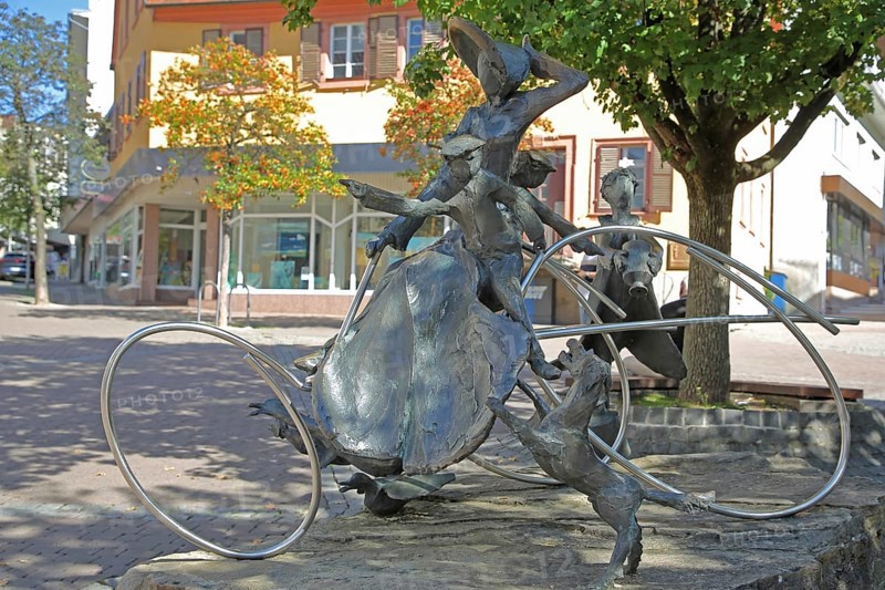 Sculpture Bertha Benz by Pit Elsasser 1991, Monument to the historic first motorised automobile journey through Wiesloch, motoring, automobile history, steel sculpture, modern art, Unterer Markt, Wiesloch, Baden-Württemberg, Germany