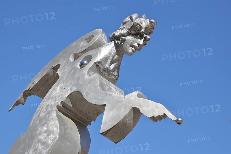 Sculpture guardian angel by Jürgen Goertz, modern art, water basin, fountain, bizarre shining angel with index finger, view from below, silver, pointing, pointing, symbol, aluminium, free-standing, fountain gallery, Adenauerplatz, Wiesloch, Baden-Württemberg, Germany