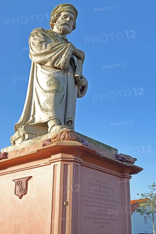 Schöffer monument, Peter Schöffer first bookseller, publisher, entrepreneur of book printing, sculpture, Schöffer monument, Schöfferplatz, Gernsheim, Hesse, Germany