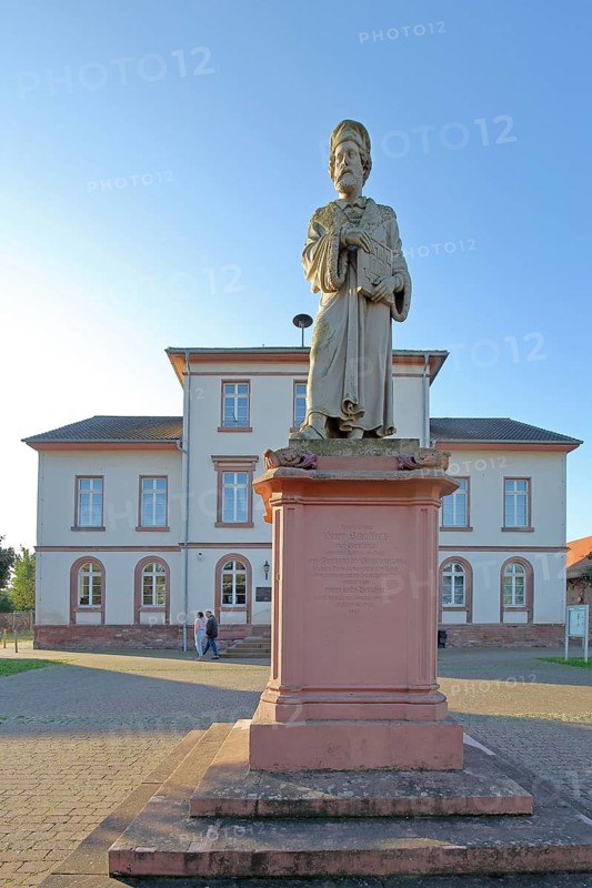 Schöffer monument at the town hall, Peter Schöffer first bookseller, publisher, entrepreneur of book printing, Schöffer monument, Schöfferplatz, Gernsheim, Hesse, Germany