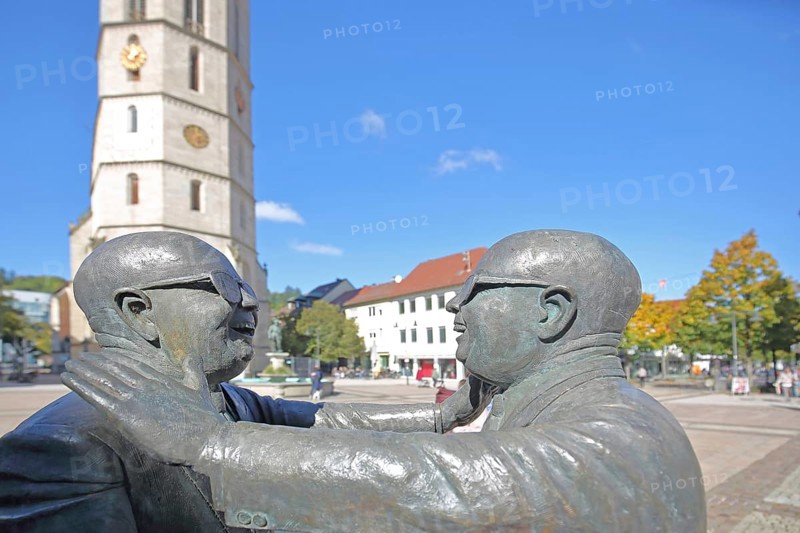 Sculpture Manus manum lavat by Guido Messer 1986 - One hand washes the other, two, bronze sculptures, male figures, modern art, sunglasses, symbol for deal, agreement, trade, contract, shake hands, give, joy, greet, embrace, gesture, arms, faces, landmark town church, Balingen, Swabian Alb, Baden-Württemberg, Germany