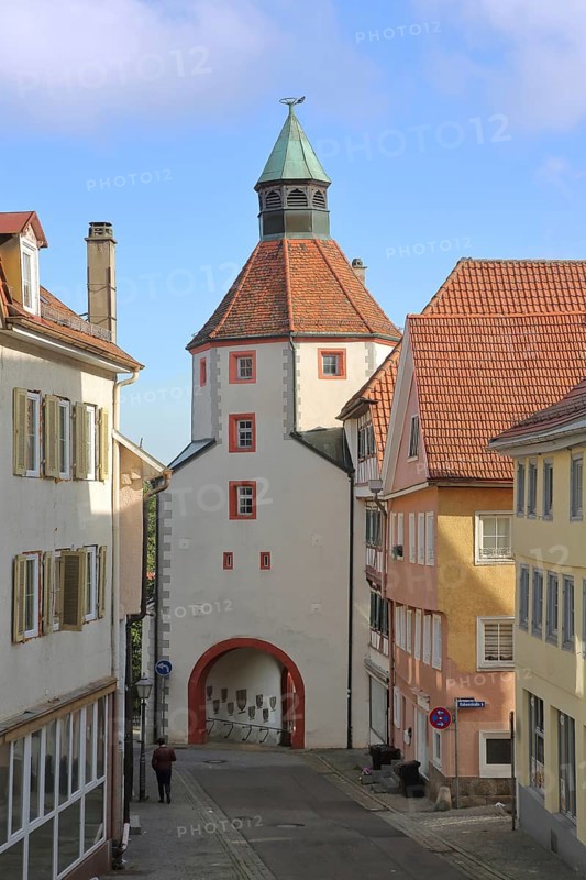 Lower tower built in 1579, town gate, town tower, houses, Hechingen, Swabian Alb, Baden-Württemberg, Germany