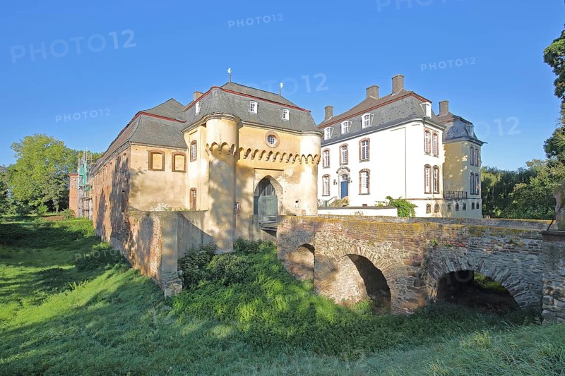 Large castle built in the 18th century, stone arch bridge, Kleinbüllesheim, Euskirchen, Vordereifel, Eifel, North Rhine-Westphalia, Germany