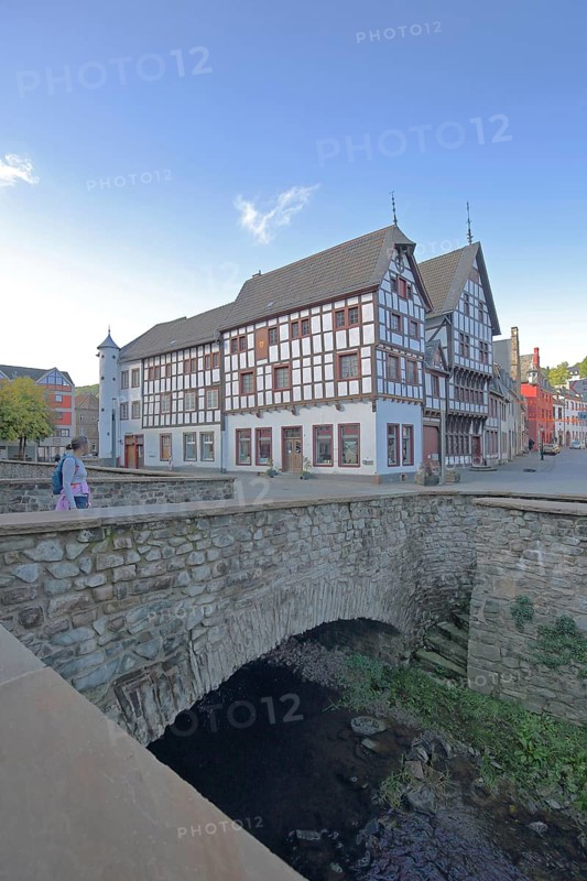 Heinz-Küpper-Bridge over the Erft stream and half-timbered house, pedestrian, stone arch bridge, market, Bad Münstereifel, Ahrgebirge, Eifel, North Rhine-Westphalia, Germany