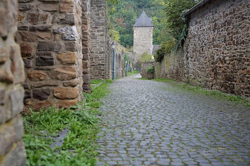 Historic town wall with Werther Tor, town tower, town gate, Wallgasse, town fortification, cobblestones, alley, Wallgasse, Bad Münstereifel, Ahrgebirge, Eifel, North Rhine-Westphalia, Germany