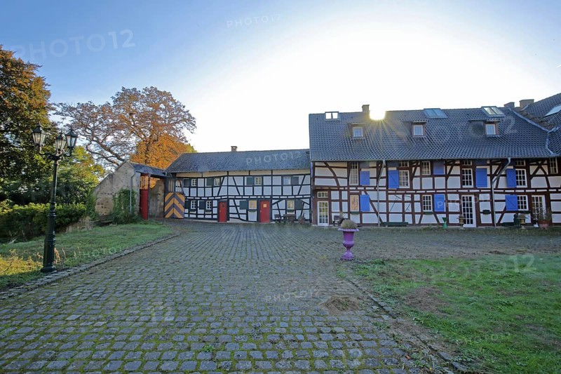 Half-timbered house in the inner courtyard of the Kleeburg castle built in the 14th century, moated castle, Weidesheim, Euskirchen, Vordereifel, Eifel, North Rhine-Westphalia, Germany