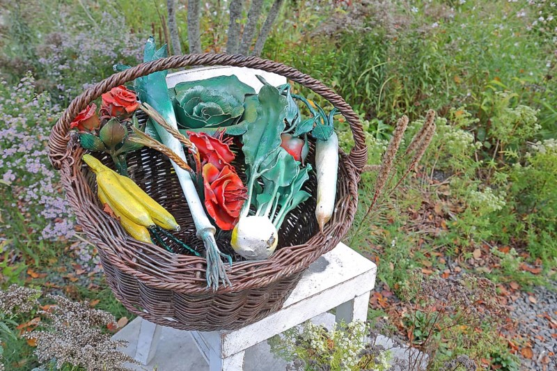 Sculpture market basket with chair by Thomas Schmidt, modern art, metal design, metalworking, real replica, steel sculpture, various mixed fruit and vegetables, fruit basket, fruit, bananas, kohlrabi, kale, leek, tomato, radish, roses, wicker basket, shopping basket, park, autumn, Bastinsweiher, Rhineland, Stolberg, North Rhine-Westphalia, Germany
