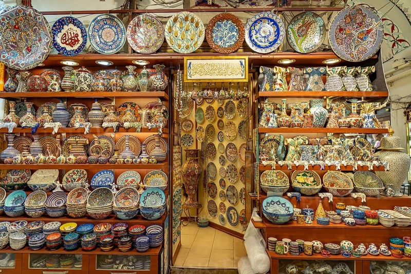 Porcelain shop in the Grand Bazaar Kapali Çarsi Istanbul, Turkey