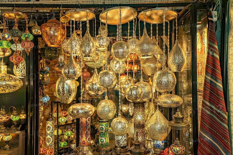 Shop with oriental lamps in the Grand Bazaar Kapali Çarsi Istanbul, Turkey