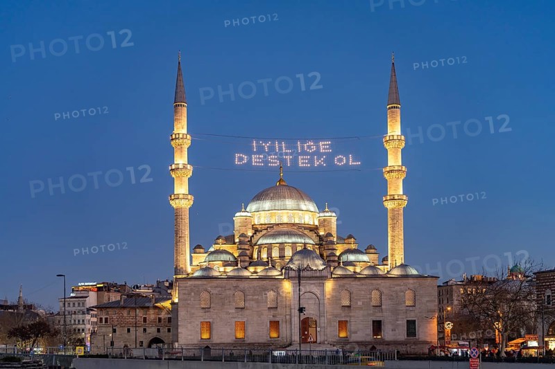 The New Mosque Yeni Cami at dusk, Eminönü, Istanbul, Turkey