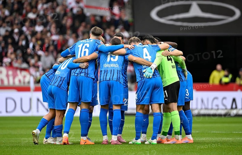 Team building, team circle in front of the start of the match 1. FC Heidenheim FCH, MHPArena, MHP Arena Stuttgart, Baden-Württemberg, Germany