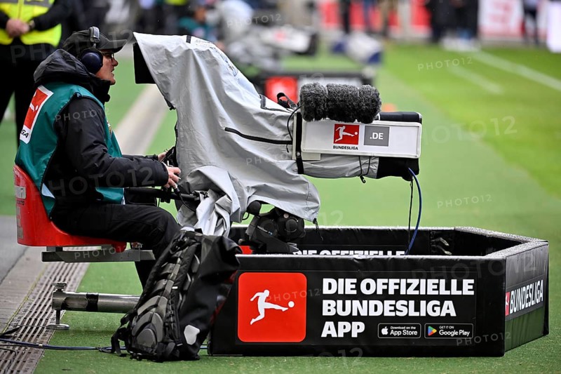 Bundesliga match, TV camera, logo DIE OFFIZIELLE BUNDESLIGA APP Kameramannm MHPArena, MHP Arena Stuttgart, Baden-Württemberg, Germany