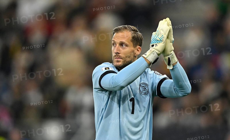 Goalkeeper Oliver Baumann GER (01) thanks fans applauds gesture gesture World Cup qualifier, international match, Germany v Luxembourg, PreZero Arena, Sinsheim, Baden-Württemberg, Germany