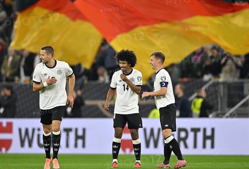 Goal celebration Joshua Kimmich GER (06) Karim Adeyemi GER (14) Waldemar Anton GER (02) National flag Flag Germany flag black-red-gold World Cup qualifier, international match, Germany v Luxembourg, PreZero Arena, Sinsheim, Baden-Württemberg, Germany