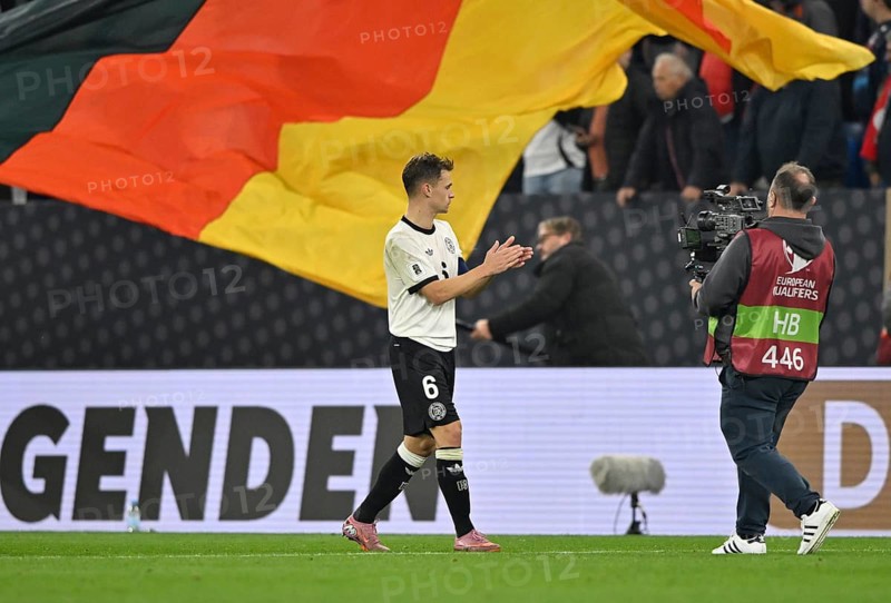 Joshua Kimmich GER (06) thanks fans after the match gesture gesture TV camera, national flag, flag, black-red-gold, World Cup qualifier, international match, Germany vs Luxembourg, PreZero Arena, Sinsheim, Baden-Württemberg, Germany