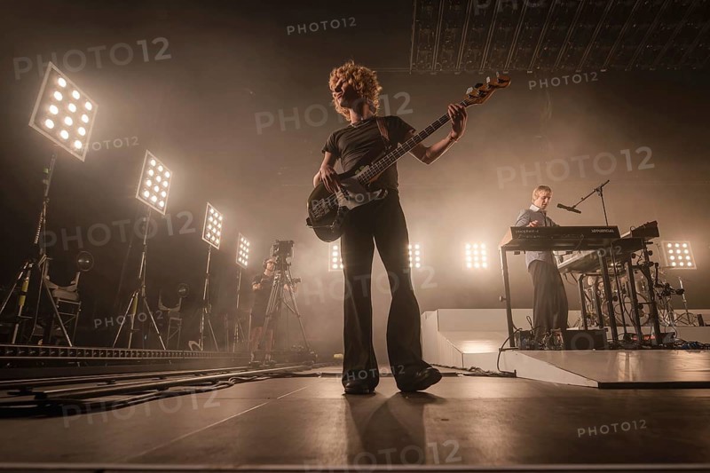 Noah Hill, Bassist von Parcels live in der Berliner Max-Schmeling-Halle am 04.10.2025