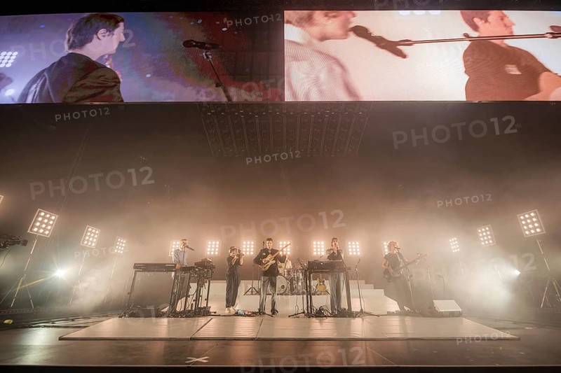 Louie Swain (Keyboarder), Jules Crommelin (Gitarrist), Anatole Serret (Schlagzeuger), Patrick Hetherington (Keyboarder) und Noah Hill (Bassist) von Parcels live in der Berliner Max-Schmeling-Halle am 04.10.2025