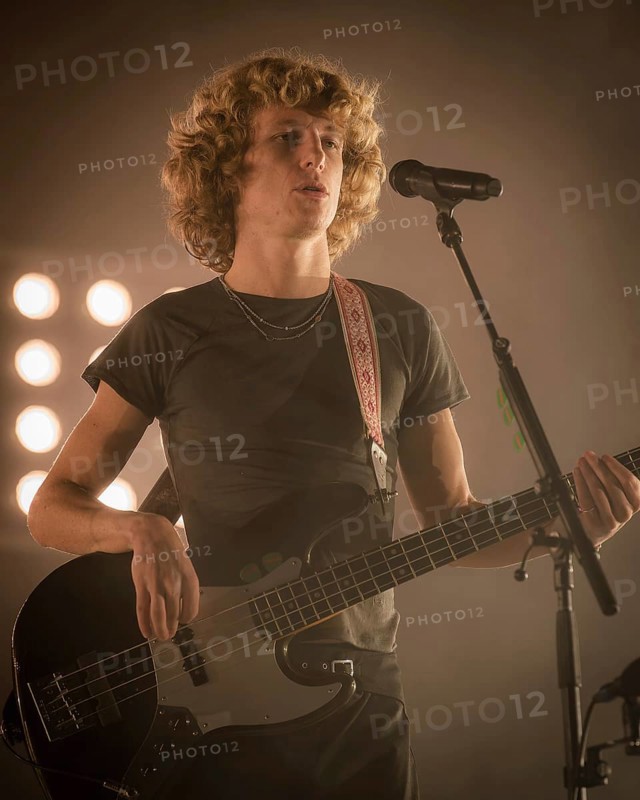 Noah Hill, Bassist von Parcels live in der Berliner Max-Schmeling-Halle am 04.10.2025