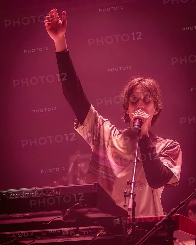 Patrick Hetherington, Keyboarder von Parcels live in der Berliner Max-Schmeling-Halle am 04.10.2025