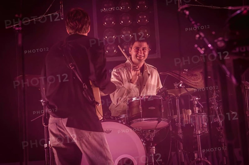 Jules Crommelin (Gitarrist) und Anatole Serret (Schlagzeuger) von Parcels live in der Berliner Max-Schmeling-Halle am 04.10.2025