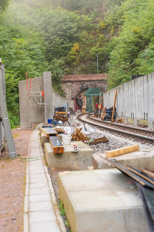 Eisenbahnbaustelle mit Tunnel umgeben von grüner Natur, Bau der Hermann Hessenahn, Calw, Schwarzwald, Deutschland