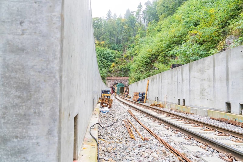 Blick auf Eisenbahngleise, die zu einem Tunnel führen, flankiert von massiven Betonwänden, Bau der Hermann Hessenahn, Calw, Schwarzwald, Deutschland