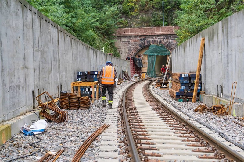 Arbeiter auf einer Eisenbahnbaustelle mit Tunnel im Hintergrund, Bau der Hermann Hessenahn, Calw, Schwarzwald, Deutschland