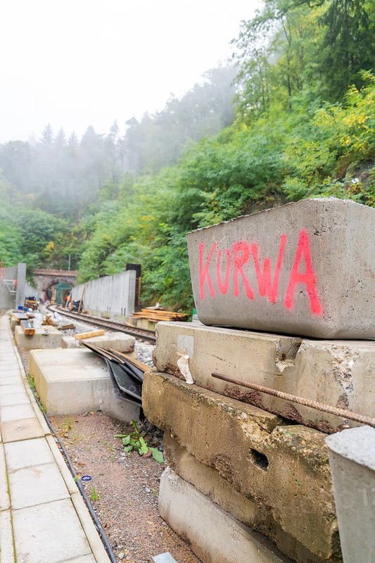 Baustelle mit Betonblöcken, auf einem steht rotes Graffiti 'Kurwa', Bau der Hermann Hessenahn, Calw, Schwarzwald, Deutschland