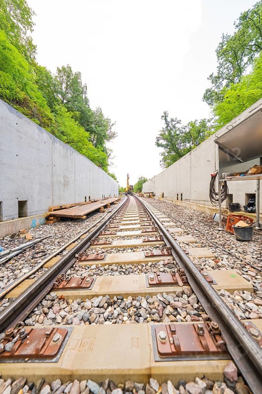 Eisenbahngleise zwischen Betonwänden führen in die Ferne, umgeben von Wald, Bau der Hermann Hessenahn, Calw, Schwarzwald, Deutschland