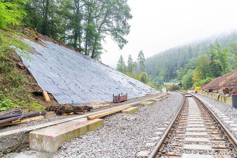 Bahnstrecke mit Gleisen entlang eines Hangs, gesichert durch Planen im Wald, Bau der Hermann Hessenahn, Calw, Schwarzwald, Deutschland