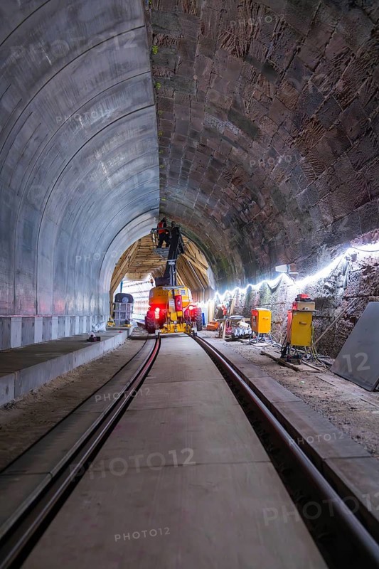 Bauarbeiten im Tunnel mit Schienen, beleuchtet, technische Geräte im Einsatz, Bau der Hermann Hessenahn, Calw, Schwarzwald, Deutschland
