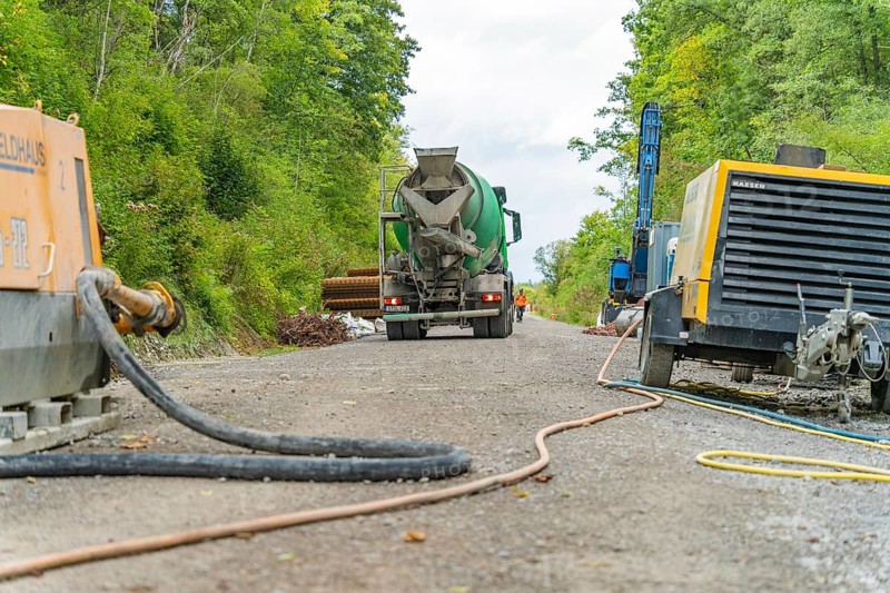 Betonmischfahrzeug und Maschinen auf einer Baustelle im Grünen, Bau der Hermann Hessenahn, Calw, Schwarzwald, Deutschland