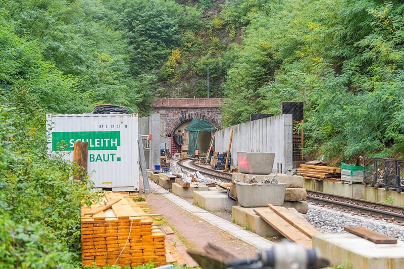 Tunnelbaustelle mit Materialien und einem fernen Eingang umgeben von Wald, Bau der Hermann Hessenahn, Calw, Schwarzwald, Deutschland