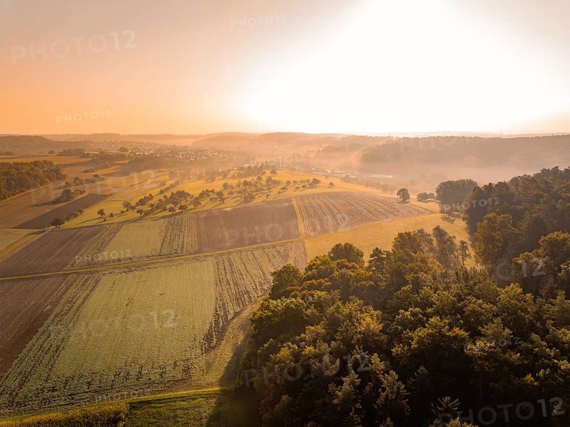 Morgenstimmung mit Nebel und Sonnenaufgang über einer ländlichen Landschaft, Gechingen, Heckengäu, Landkreis Calw, Deutschland