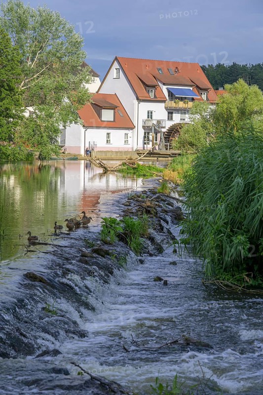 Fluss Naab im Hintergrund Mühlrad bei einer Wehranlage, Kallmünz, Bayern, Deutschland