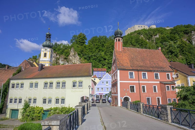 Ort mit Kirche von der steinernen Brücke aus, Kallmünz, Bayern, Deutschland