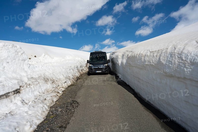 Van auf schmaler Straße zwischen hohen Schneemauern mit blauem Himmel, mit dem Camper zum Aragaz, Aragats, Aragac, Alagyaz, erloschener Schichtvulkan, 4090 m, Aragazotn, Schirak, Armenien