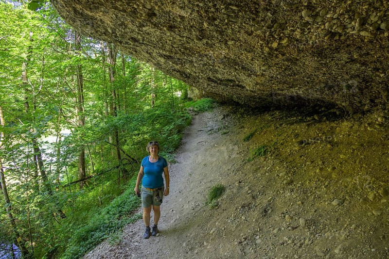 Konglomeratfelsen und Wanderweg im Naturschutzgebiet Steyr Fluss, Molln, Oberösterreich, Österreich