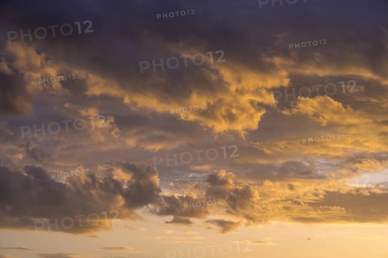 Wolken bei Sonnenuntergang, Infozentrum Isarmündung, Moos, Bayern, Deutschland