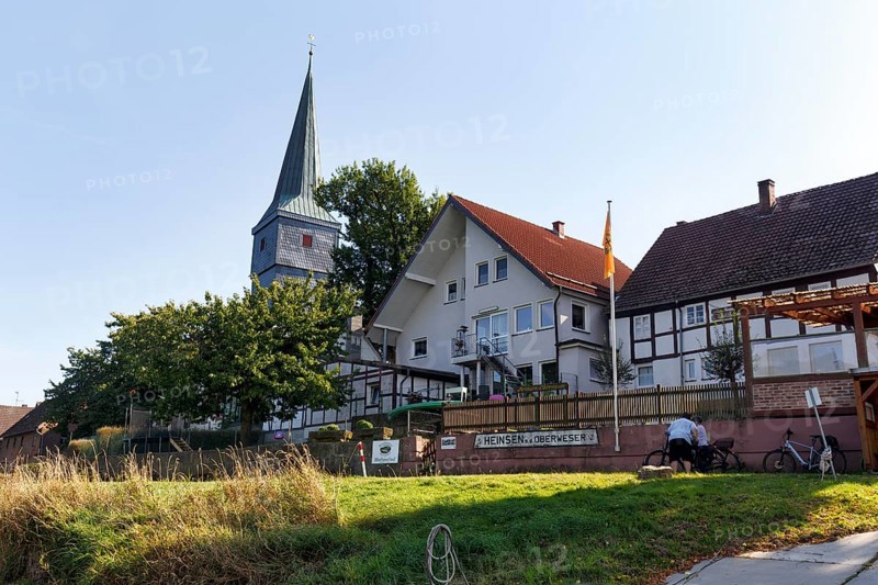 Blick von der Weser auf den Ort Heinsen, Kirchturm St. Liborius, Oberweser, Weserbergland, Niedersachsen, Deutschland